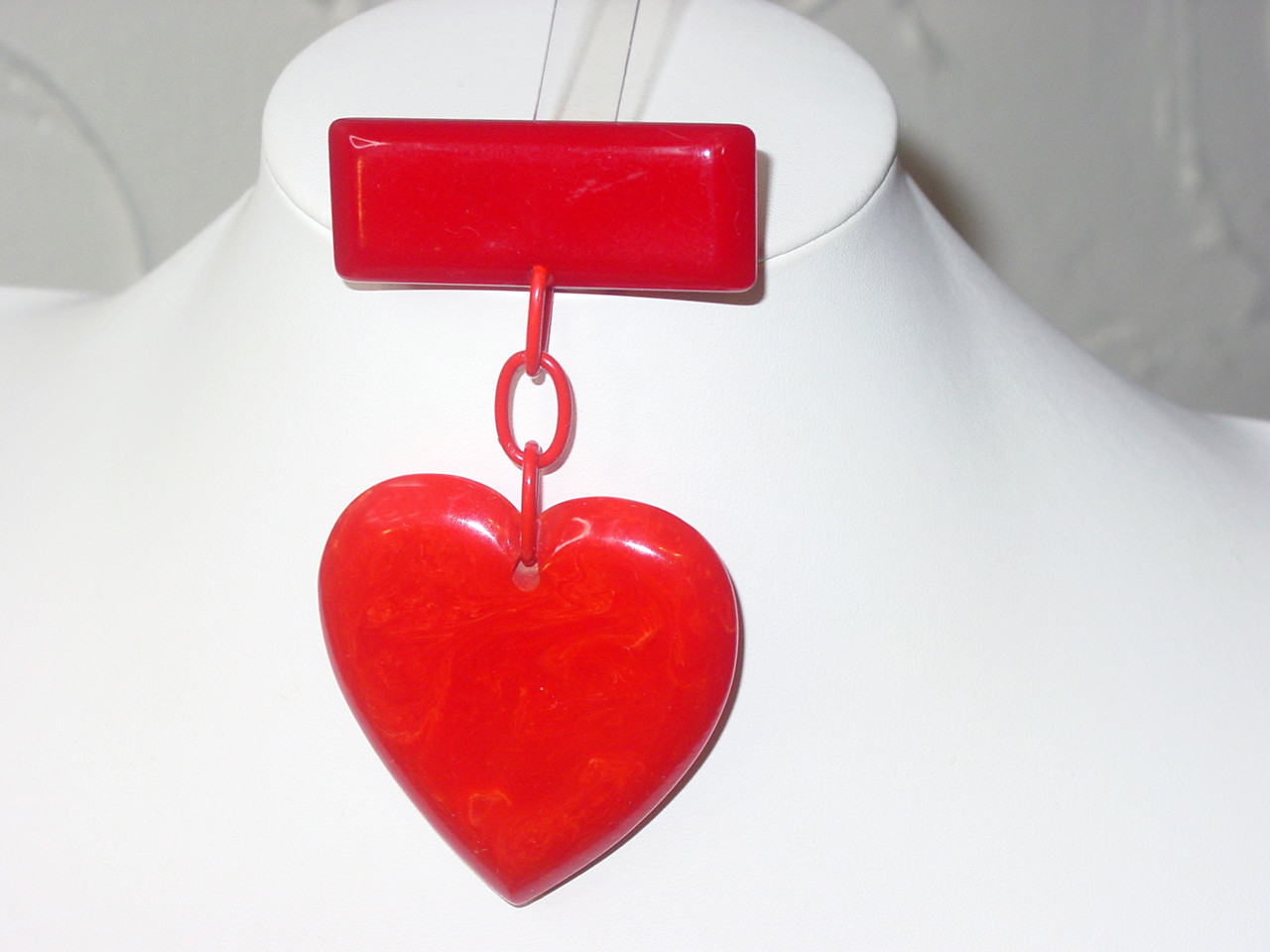 ベルチャーム Bakelite 40s 1940 Pin Heart Bakelite アンティーク雑貨