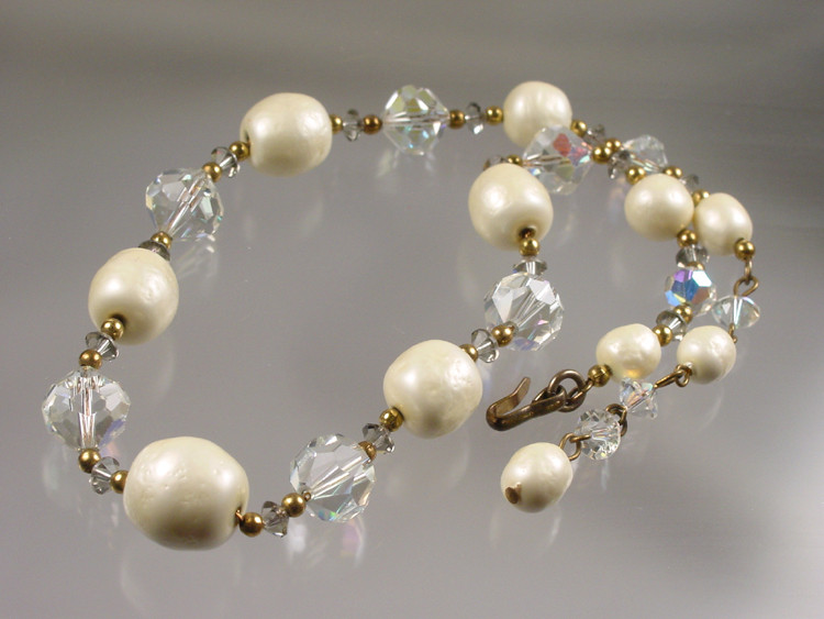 Crystal pearls necklace