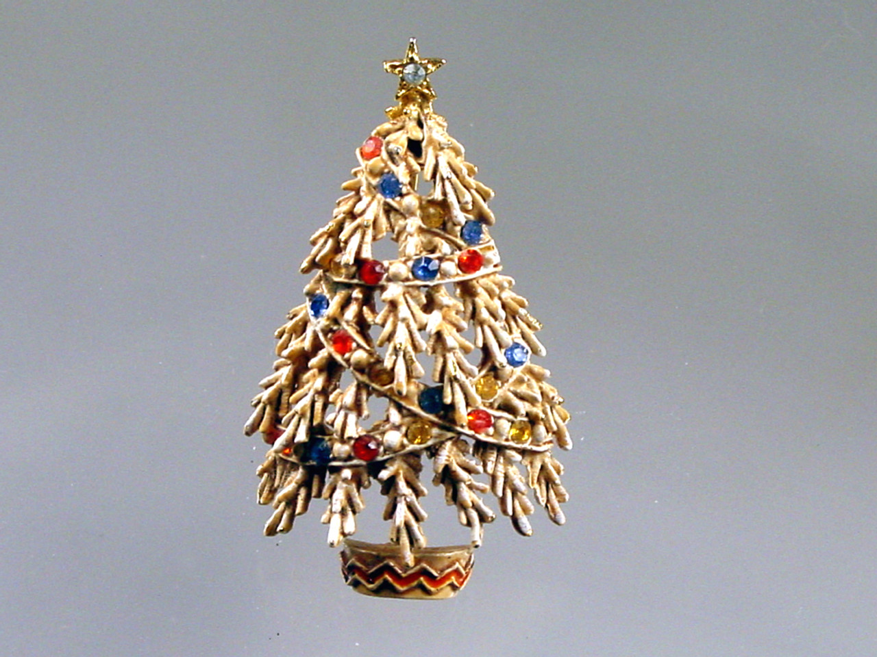 Brooch tree store