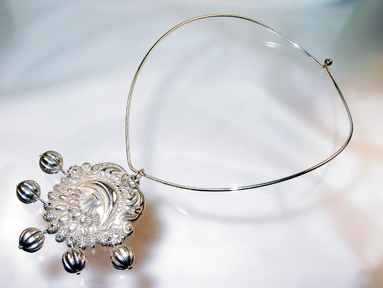 Hollow Puff Pendant Collar Necklace