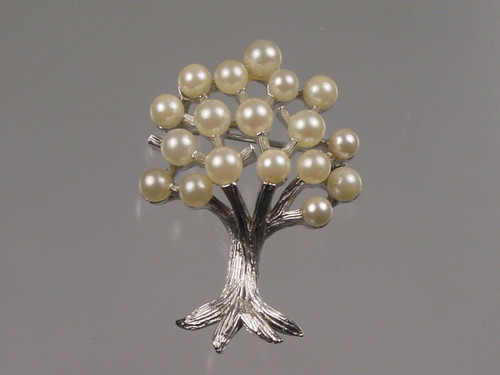 1960s Pearl Brooch by Trifari — Craig Husar Fine Diamonds | Wisconsin's #1  Recommended Jeweler™ | Brookfield, WI