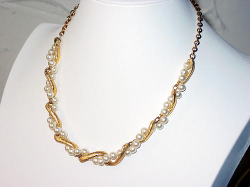 1960's Twisting Pearl Necklace 1960's Twisting Pearl Necklace