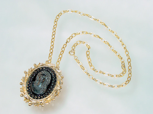 Long necklace with glass cameo