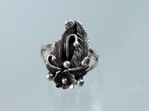 Front view of Woodland 1940's Sterling Ring
