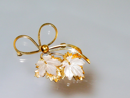 1960's Wells Gold Filled  Carved MOP Leaves Bow Pin