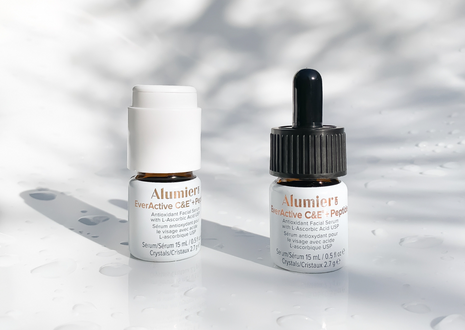 This advanced formula helps target signs of aging and visibly revitalise the skin surface.
Delivers direct antioxidant protection against daily environmental stressors.