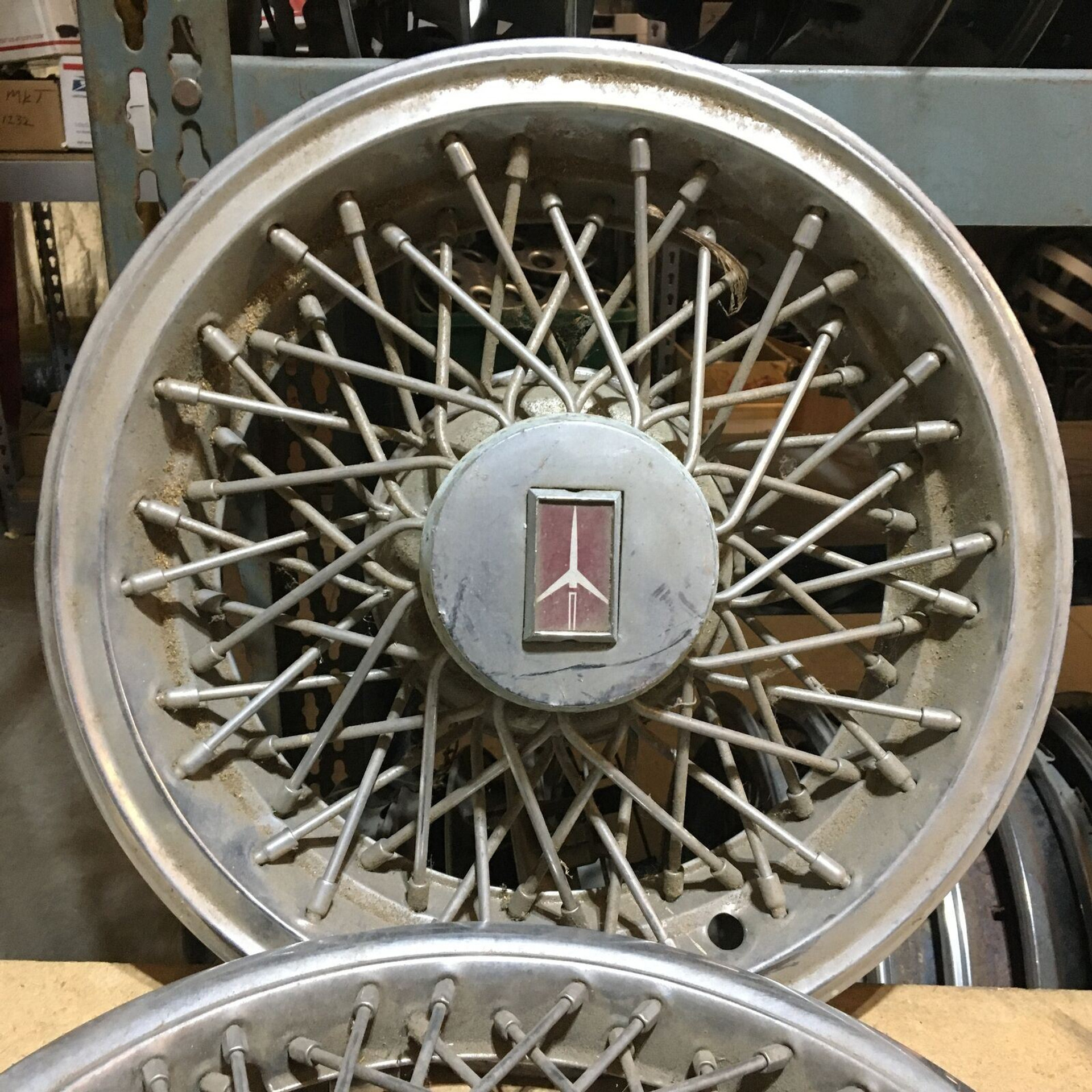 *OLD 33* VINTAGE OLDSMOBILE HUBCAP Taz Wheels