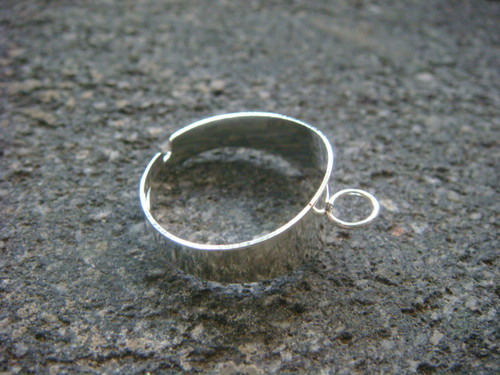 Ring with single round loop
