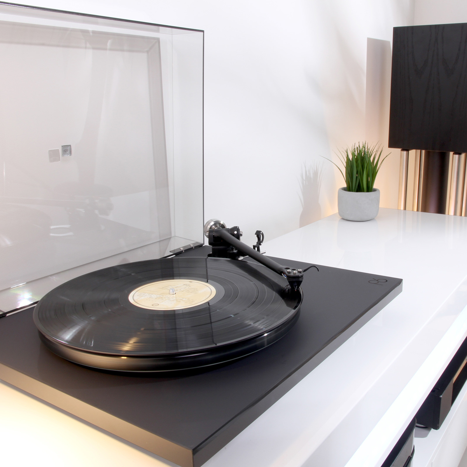 Rega Planar 6 Turntable - Thumbnail 2