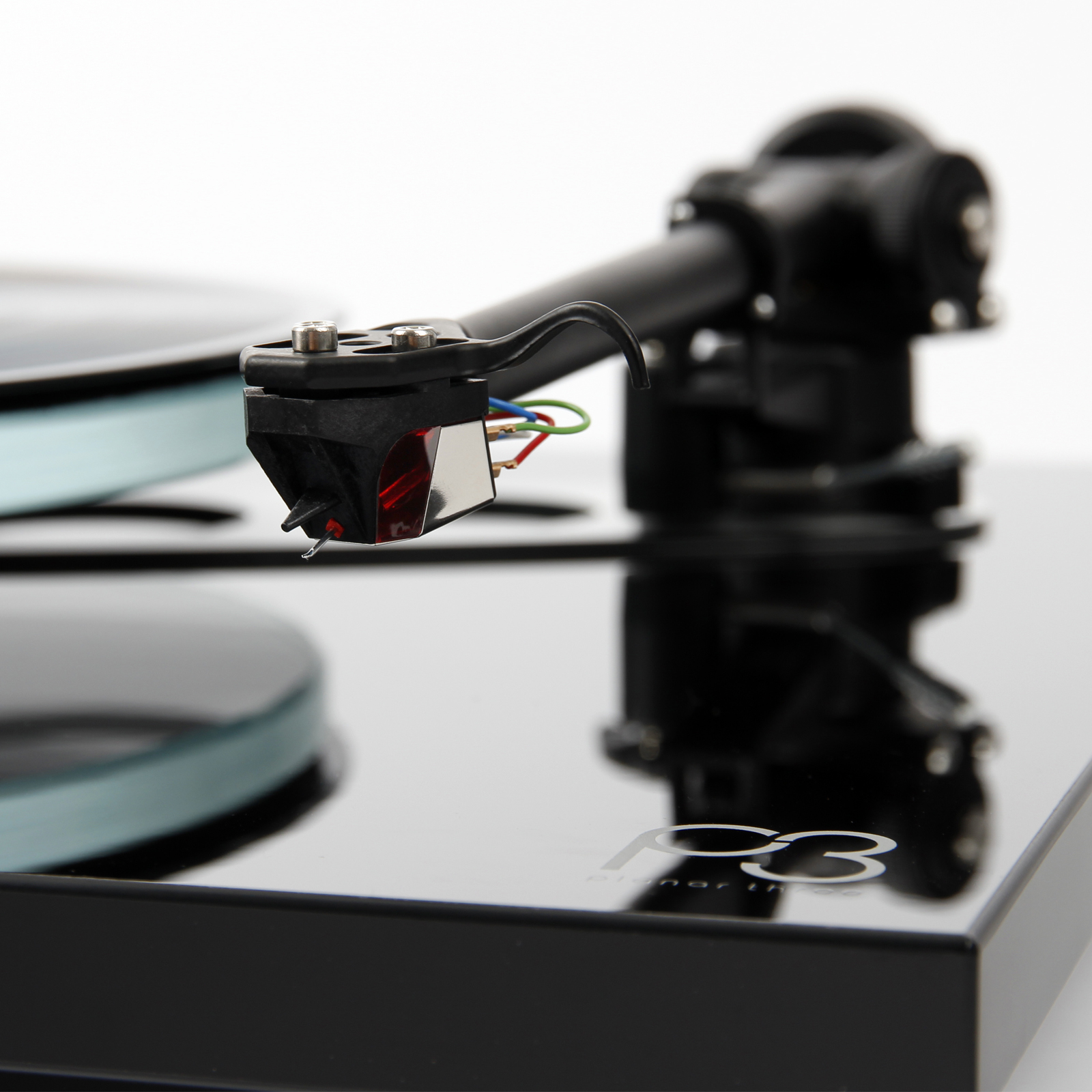 Close Up Cartridge on tonearm.