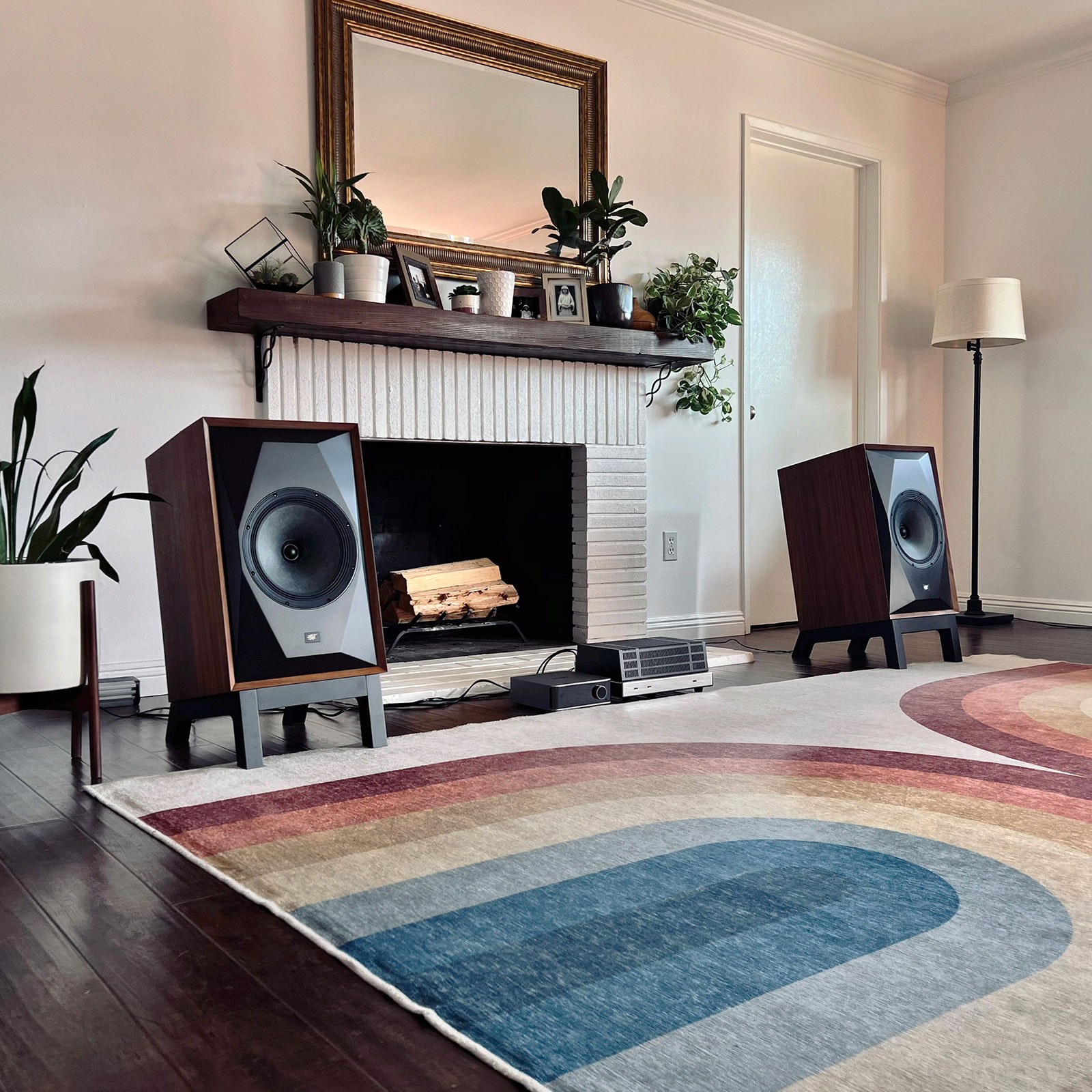 MoFi Sourcepoint 10 LSS Low Stands in use