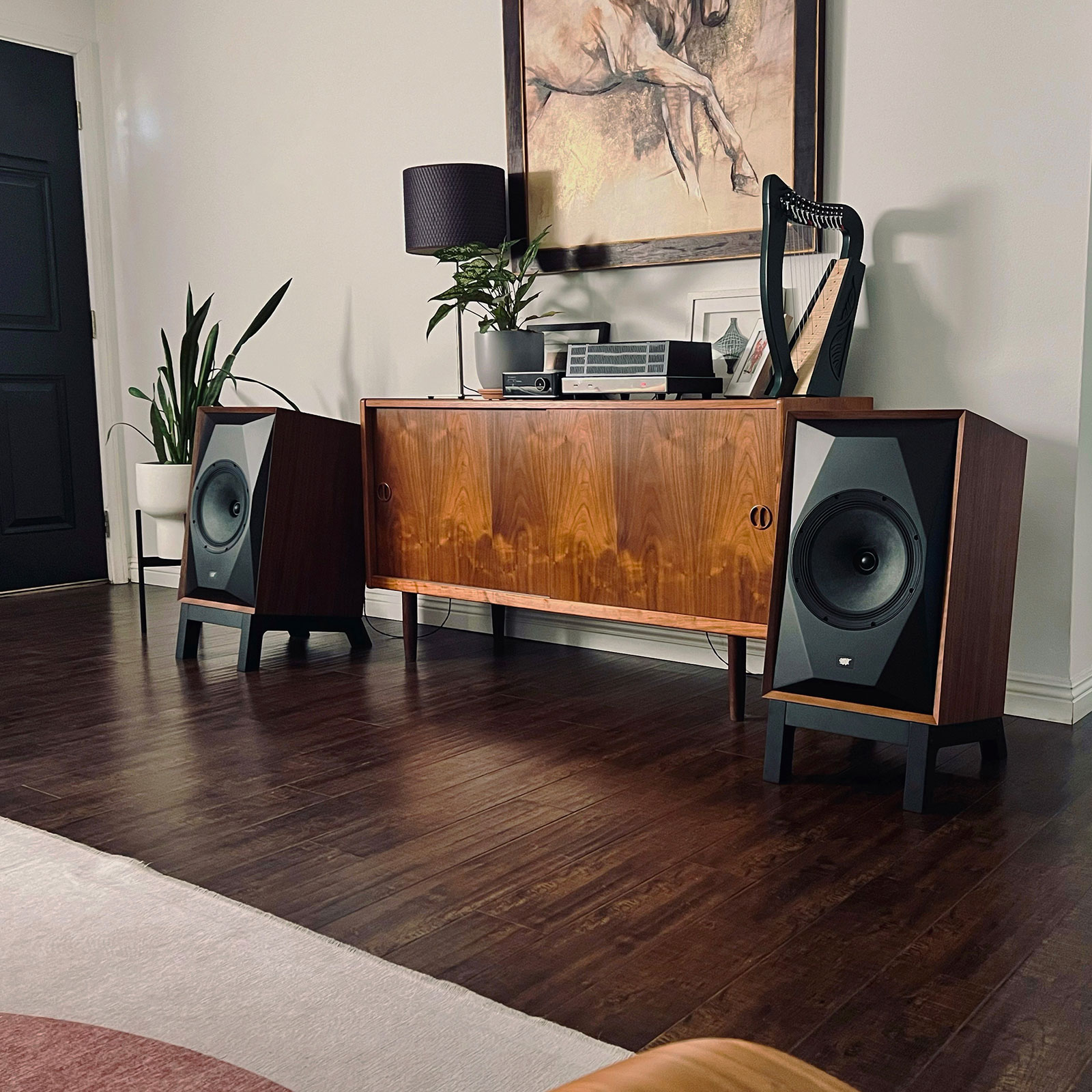 MoFi Sourcepoint 10 LSS Low Stands in living room