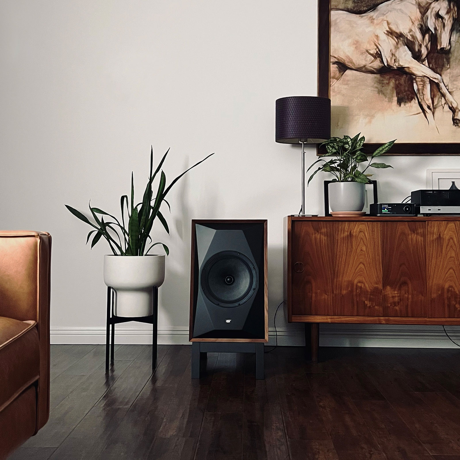 MoFi Sourcepoint 10 LSS Low Stands in living room