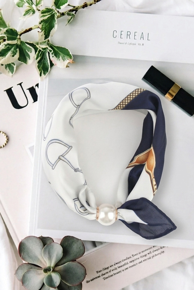 Printed Pearl Clasp Neck Scarf 