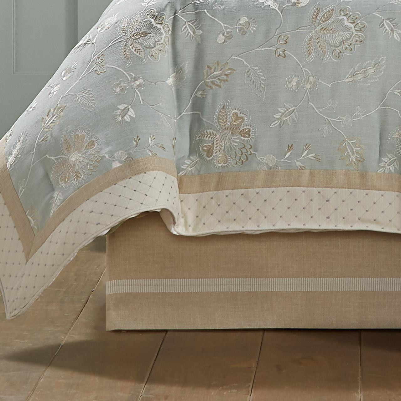 J. Queen New York Garden View Comforter Set - Thumbnail 3