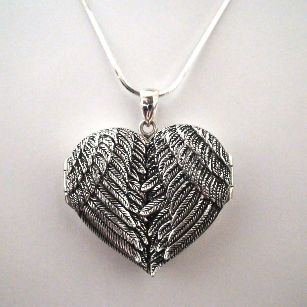 Multiple Photo Locket Necklaces Angel Wing Pendant Necklace Chain for Women  and Girls (Silver) 