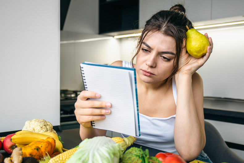 "No es normal" hacer dieta, no bajar de peso y vivir cansada: Revisa tu Tiroides