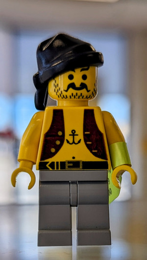 PI012 LEGO® Pirate Anchor Shirt, Light Gray Legs, Black Bandana