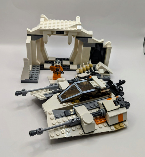8089-U LEGO® Hoth Wampa Cave (Retired)