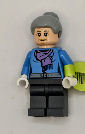 SH272 LEGO® Aunt May - Medium Lavender Scarf