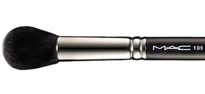 MAC 109 Small Contour Brush