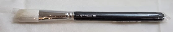MAC 168 Angled Contour Brush