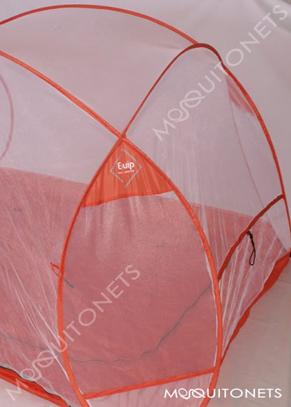 Frame sleeve on a freestanding travel mosquito net