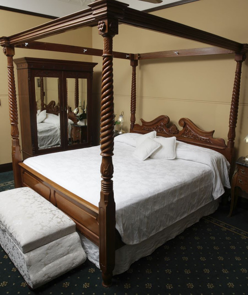 Poster bed frame before canopy