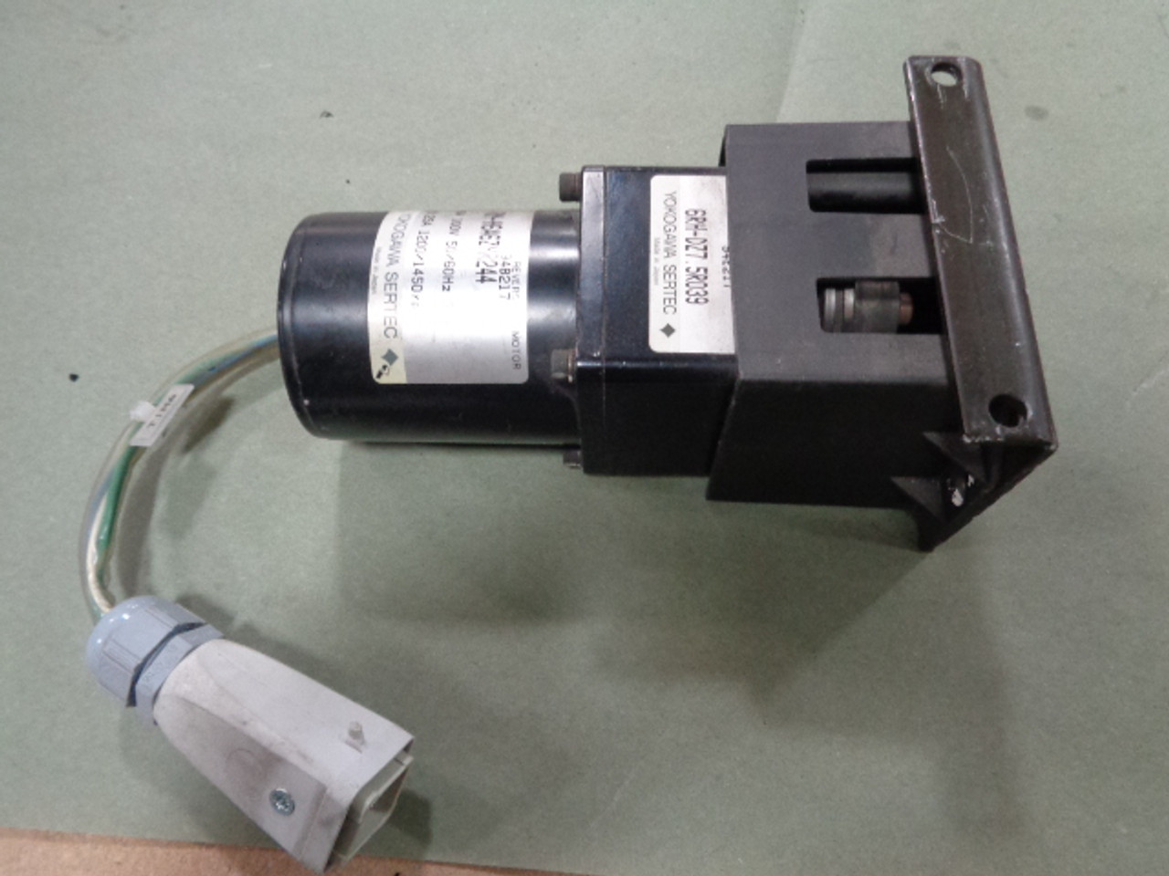 Yokogawa Sertec RM-H6A6ZMR244 RM-H6A6ZMR244 Motor with 6RH-DZ7.5R039 Gear Head