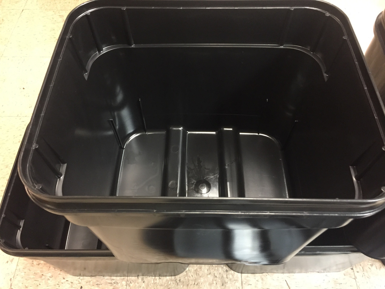  8 gal.Square Bucket and with re-closeable hinged lids