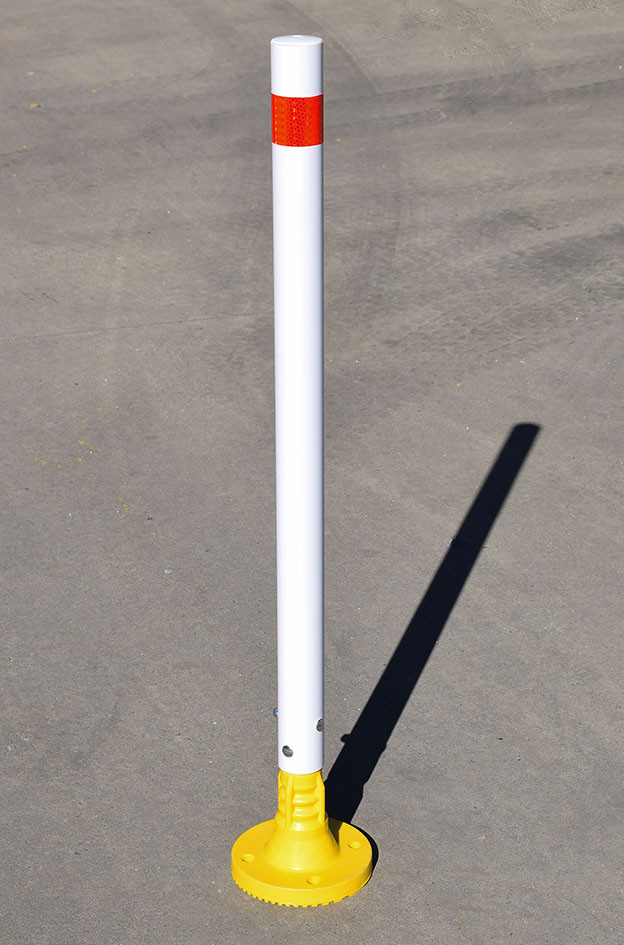 Defender flexible delineator & sign pole