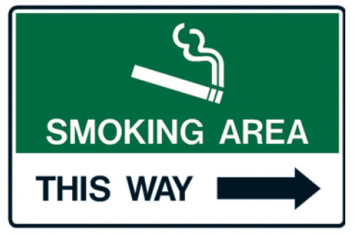 SMOKING AREA THIS WAY (RIGHT ARROW)