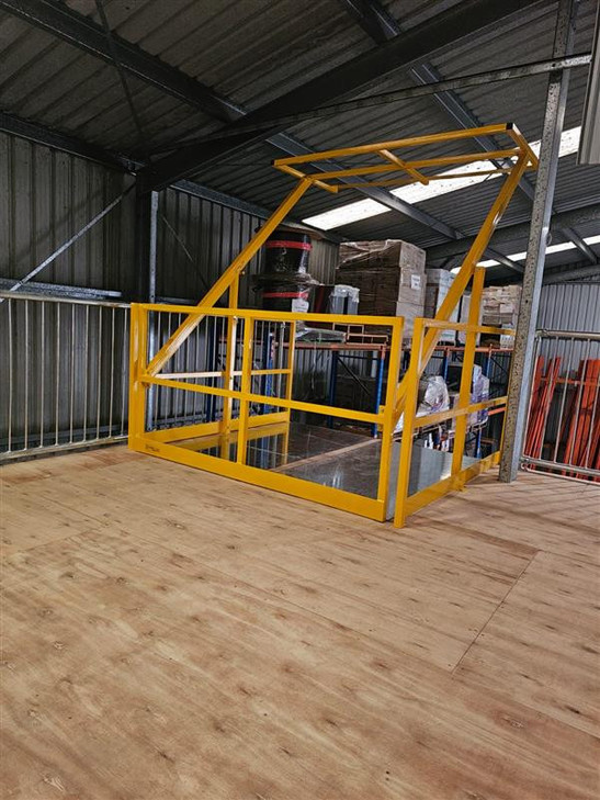 Mezzanine pallet gate