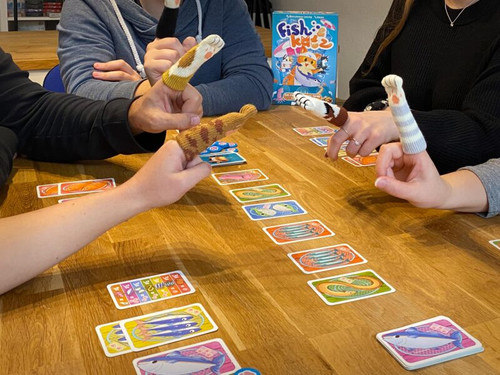 the game layout with cat paw, finger puppets