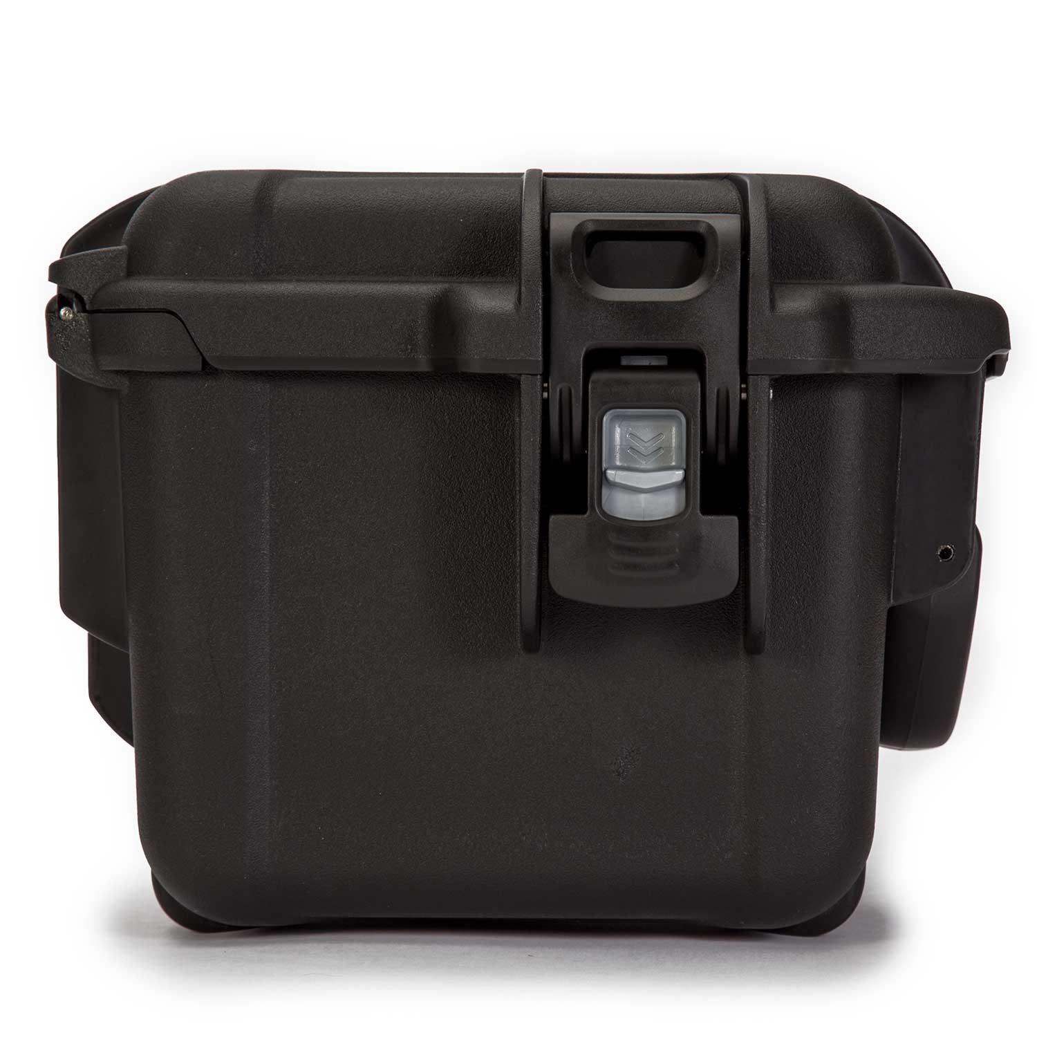 Built to survive the harshest elements, the NANUK 908 Ammo Case is the ultimate waterproof, dustproof and rust-proof way to protect and transport
your ammunition. A clear upgrade to metal and cheap plastic cases, the NANUK 908 Ammo Case is the real thing for guaranteed dry storage. Don’t trust
your ammo to a can that will rust or a case that is just “splash-proof”. Count on NANUK’s two PowerClaw latches that clamp the lid shut while the
high-performance rubber gasket resists deformation and fatigue to maintain a watertight seal. In fact, the NANUK 908 Waterproof Ammo Case can be
submerged in 1 meter/3 feet of water for 30 minutes! Includes two reinforced metal eyelets for padlocks or combination locks to secure the case and its
contents when required. NANUK’s pressure relief system lets air in but prevents water from entering. The 908 is designed with feet on the bottom and
interlocking channels on the lid for easy, efcient and rigid stacking when transporting or storing your ammo. NANUK cases are trusted by passionate
outdoor enthusiasts, sportsmen, law enforcement, military, hunters and shooting sports enthusiasts to protect their mission-critical gear and supplies.
They know that NANUK protects like no other case thanks to its lightweight, indestructible MIL-Spec NK-7 resin body. Backed by a lifetime warranty.