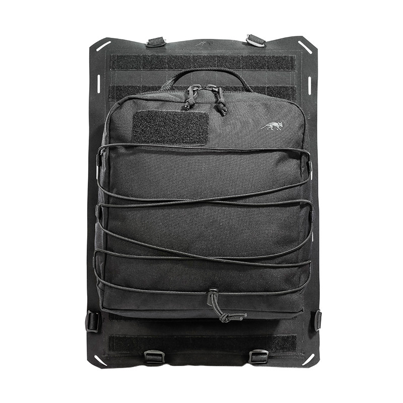 The TACVEC Pouch 1 is a quick release equipment bag with a zipper adapter that fastens to the TT Front Seat Panel. Utilizing special adapters, the pouch can be attached to the TT Modular Front Seat Panel which can be quickly and easily removed. It has a pocket, MOLLE hook and loop, elastic loops inside and its volume can be regulated using bungee cords. Due to its size it cannot be used at the same time as the weapons attachment