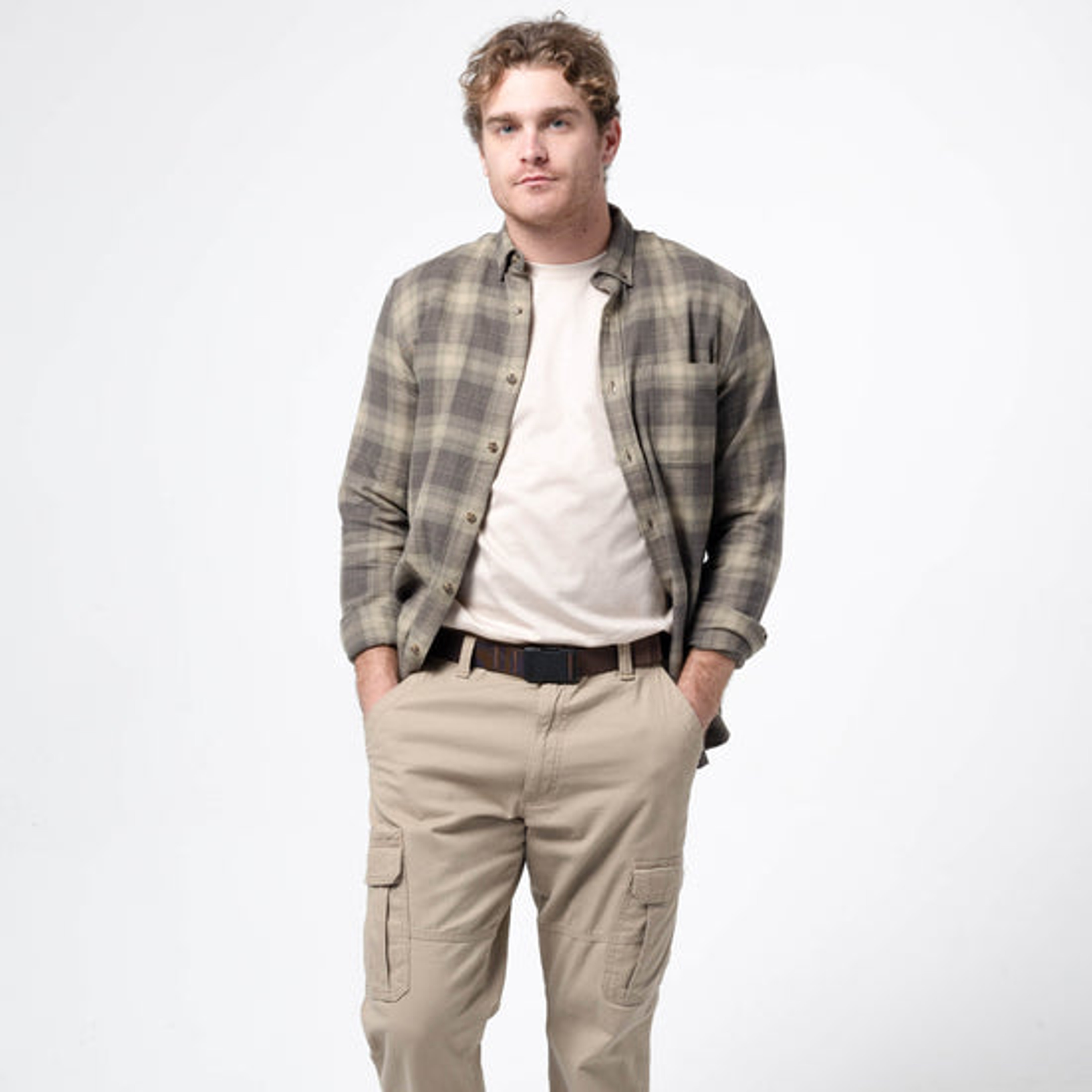 Strong and durable doesn't have to mean bulky and heavy. Built to function as a tool, the Hardware belt's controlled performance stretch delivers durability that fends off abrasion, with stiffness to carry your tools of the trade. Brought together with our highest tensile strength buckle, the Hardware belt is designed to increase comfort and free the movement of those that go hard.