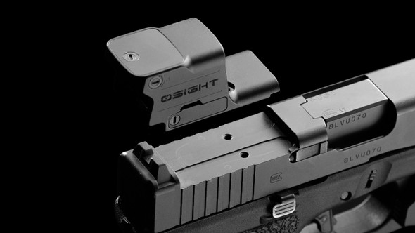 Removing the adapter plate eliminates one mechanical interface. That means fewer components to fit and torque, less tolerance stacking, and one fewer connection to manage under repeated recoil. The optic also sits closer to the slide. Without an exposed plate beneath the housing, the SE MOS creates a lower, more integrated profile that follows the familiar GLOCK MOS slide more closely.