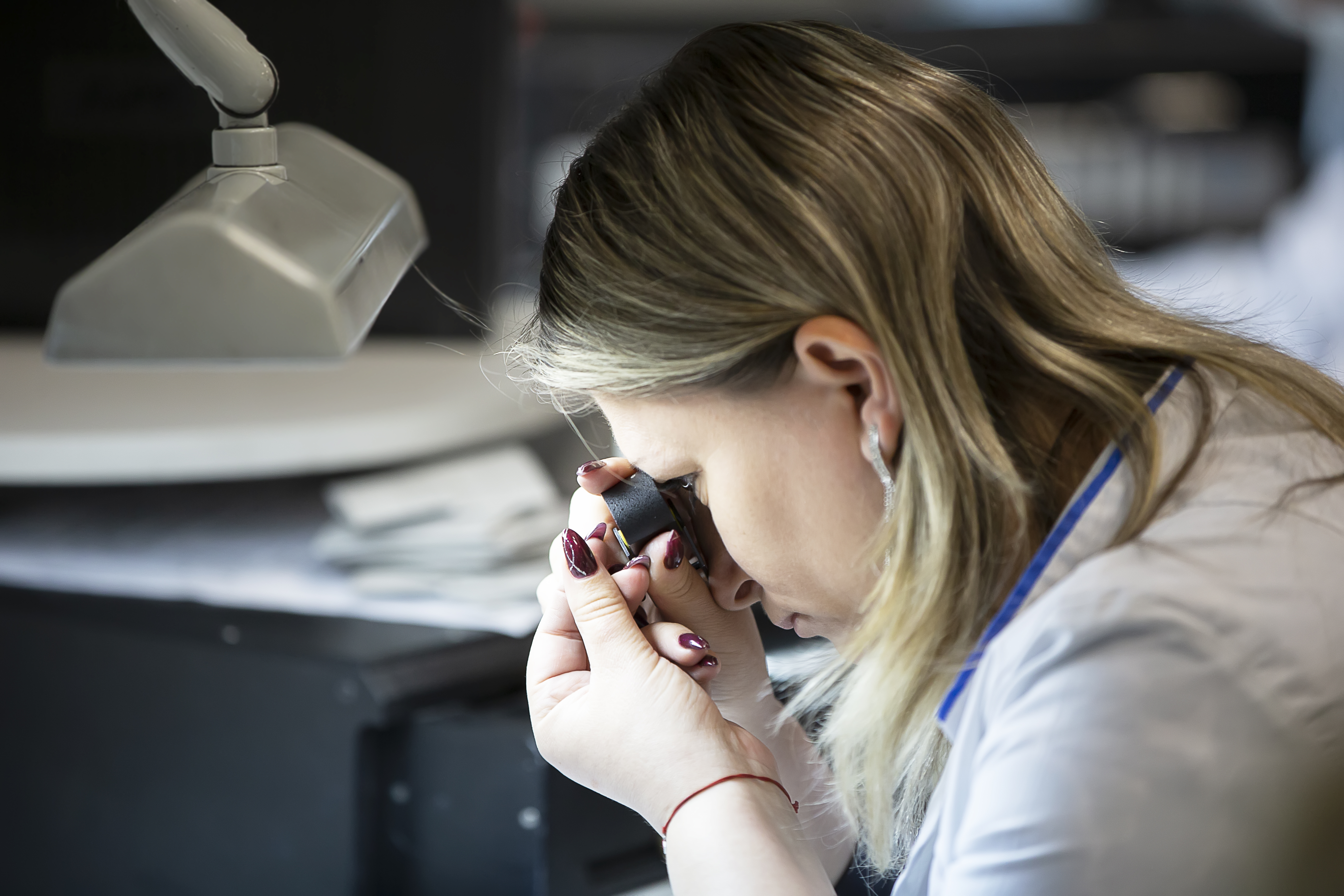 worker-examines-diamond-magnifying-glass-engraver.jpg