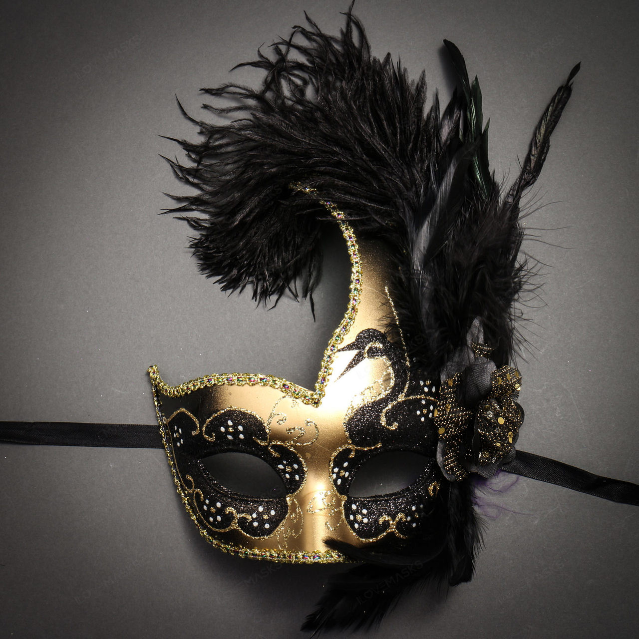 Feathered Cigno Masquerade Mask – White and Gold