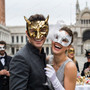 Devil Horned And White Feathered Glittered Men And Women Masquerade Mask - Gold White
