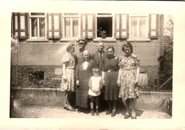 PT121 - SS Family Photograph