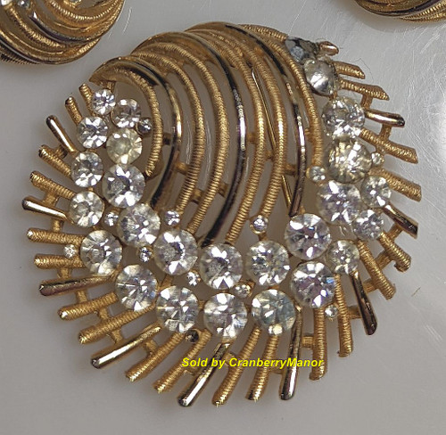 Crown Trifari Brooch Crystal Textured Gold Round Pin Vintage Designer Fashion Jewelry Gift