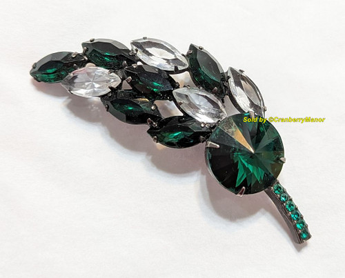 Juliana D&E Brooch Emerald Green Pin Black Japanned Vintage DeLizza Elster Designer Jewelry