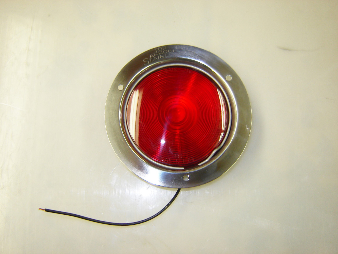 06-0-016: RED LIGHT, OUTSIDE