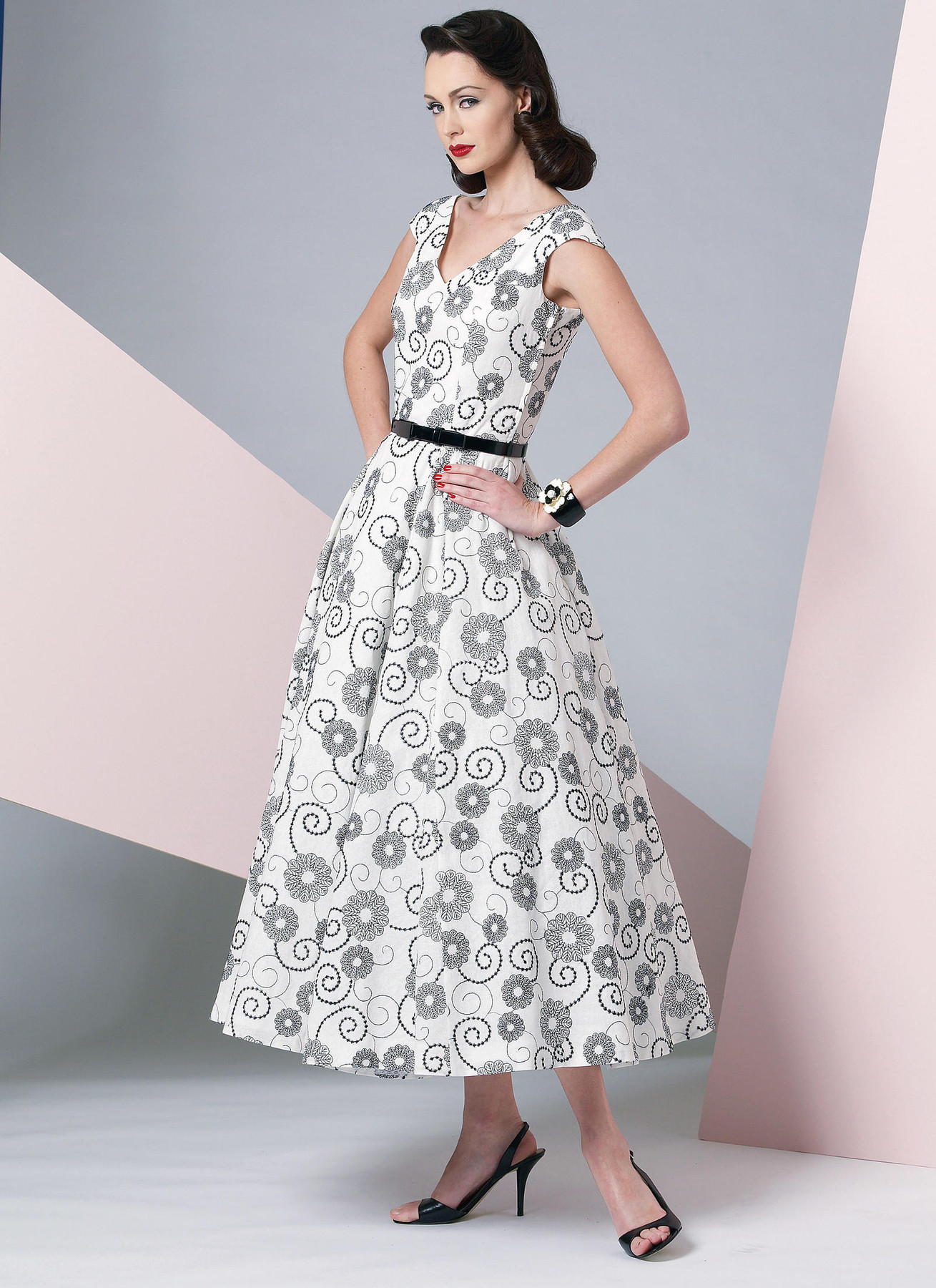 V1172 | Misses'/Misses' Petite V-Neck Dress and Belt | Vogue Patterns