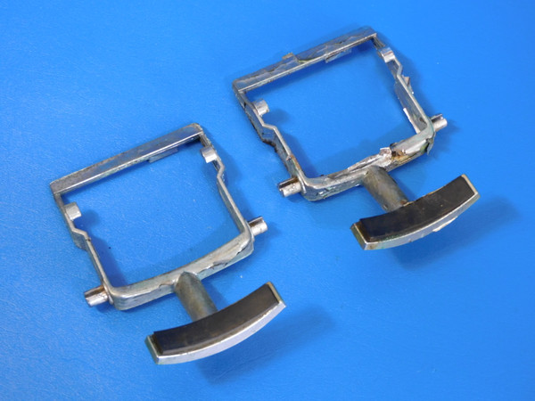 White-Westinghouse Refrigerator RS259ESD2 Dispenser Levers D7422302
