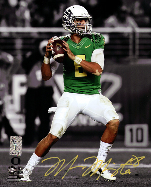 Marcus Mariota Autographed 8x10 Photo Oregon Ducks Spotlight MM Holo Stock #89176