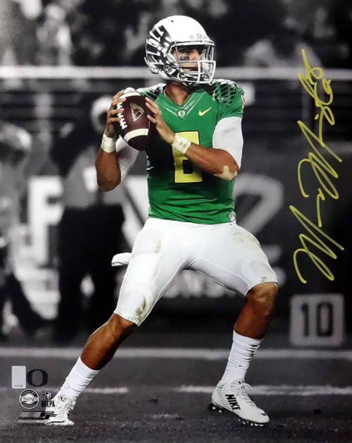 Marcus Mariota Autographed 16x20 Photo Oregon Ducks MM Holo Stock #89224