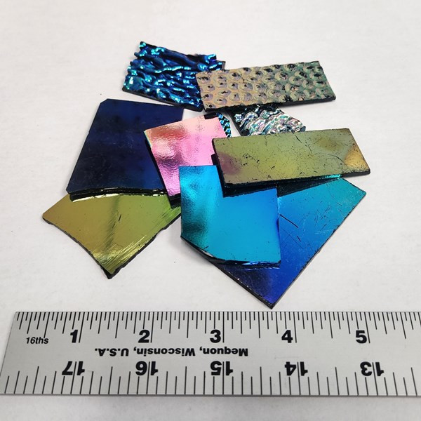 Assortiment De Pièces De Verre Dichroïque Sur Fond Noir – 96 COE